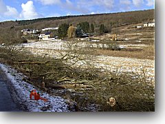 Aktuell geht es jetzt im Barwinkeltl los (siehe Foto). Dort werden alle B&auml;ume gef&auml;llt, die im neuen Baugebiet liegen. Der Hang ist komplett gerodet worden. In dem Bebauungsplan sollen bis zu 70 H&auml;user entstehen. Erst der f&uuml;nfte Bebauungsplan war im Juni 2006 nach heftigen Debatten verabschiedet worden. Im Stadtrat stimmten seinerzeit CDU, SPD und FDP daf&uuml;r, die FWM dagegen. Das Gebiet ist rund 6,5 Hektar gro&szlig; und als "Dorfgebiet" deklariert worden. Die Erschlie&szlig;ungskosten werden jedoch nicht dorftypisch sein!